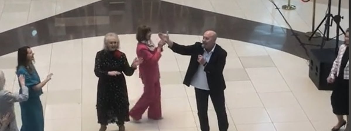 «Напишите ему новую песню» — В Минске заметили поющего в ТЦ Солодуху. Мнения разделились — Видео