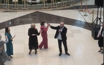 «Напишите ему новую песню» — В Минске заметили поющего в ТЦ Солодуху. Мнения разделились — Видео