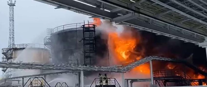 Нефтебаза в Брянской области пылает после атаки беспилотника
