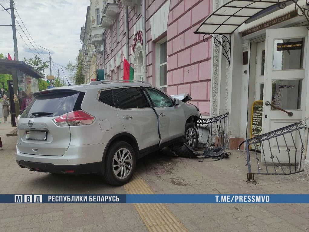 В Витебске после столкновения с маршруткой джип едва не влетел в антикварный магазин. Фото ГАИ