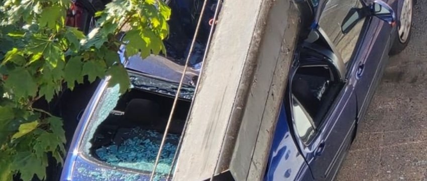 В Минске упал строительный кран — повреждены два автомобиля