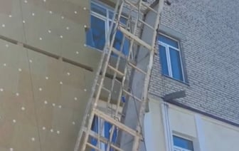 В Беларуси двое рабочих выпали из строительной люльки – один из них погиб