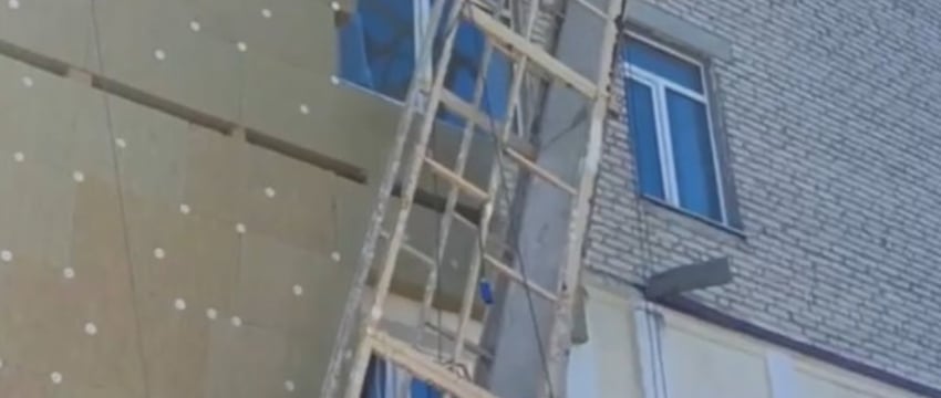 В Беларуси двое рабочих выпали из строительной люльки – один из них погиб