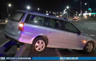 В Бресте автомобиль Opel «запрыгнул» на металлический отбойник