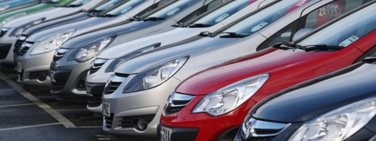 «Повышенный спрос сохранится максимум до середины марта». Россияне ломанулись в Беларусь за машинами