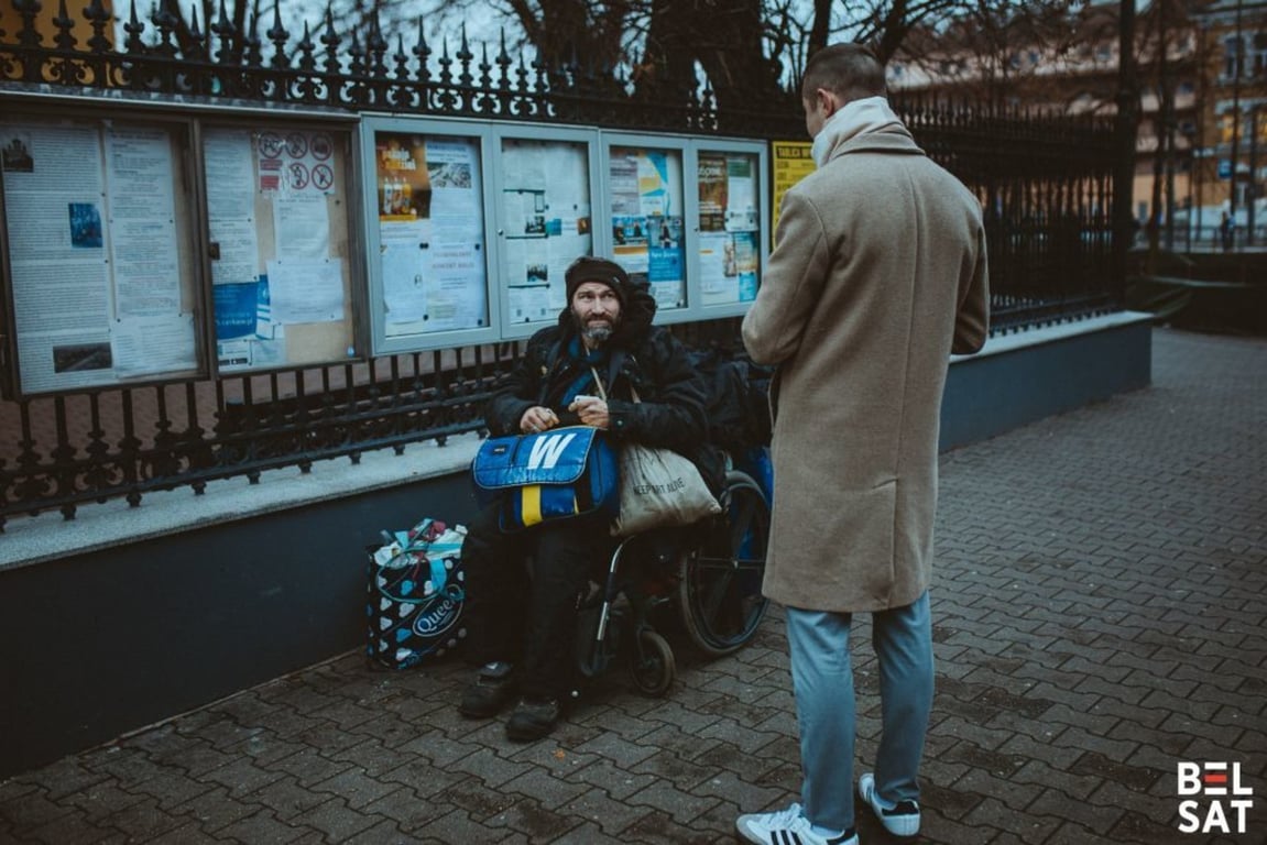 Виктор рассказывает о своем блоге человеку, который узнал его на улице, так как раньше видел в интернете статью о нем. Варшава, Польша, 11 декабря 2024 года. Фото: Белсат