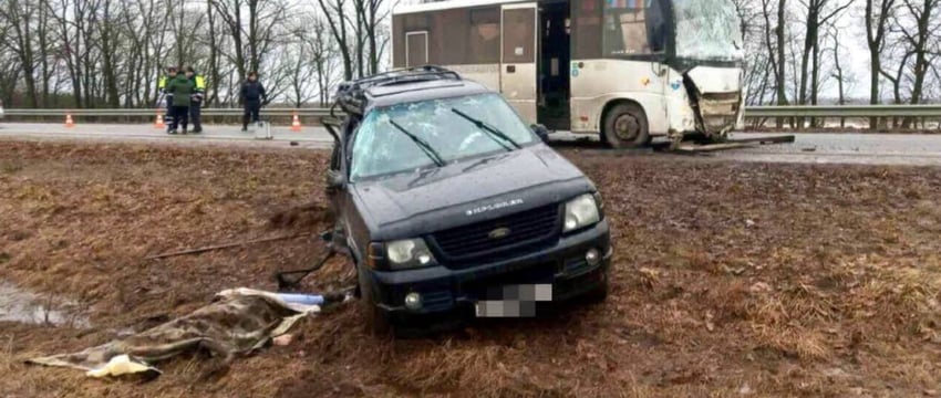 Ford врезался в рейсовый автобус. Погибла пассажирка легковушки