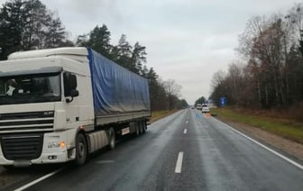 Водитель насмерть сбил коллегу, который вышел на дорогу из-за стоявшего автомобиля