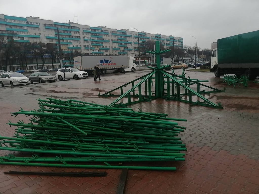 В Бресте на месте упавшей ёлки ставят новый каркас