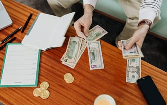 Приток в криптофонды просел на новостях о пошлинах и DeepSeek