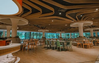 74‑летний житель Хойников написал более 1500 «оскорбительных» комментариев; его обвиняют по четырем статьям