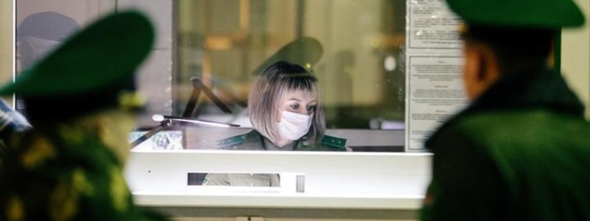 «Ездили-ездили, а потом их не выпустили». Беларусы сталкиваются с еще одним видом репрессий после возвращения на родину