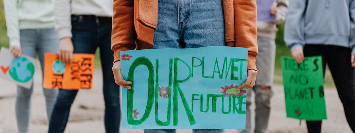 Силовики задержали трех активистов, которые посещали суды