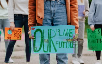 Силовики задержали трех активистов, которые посещали суды