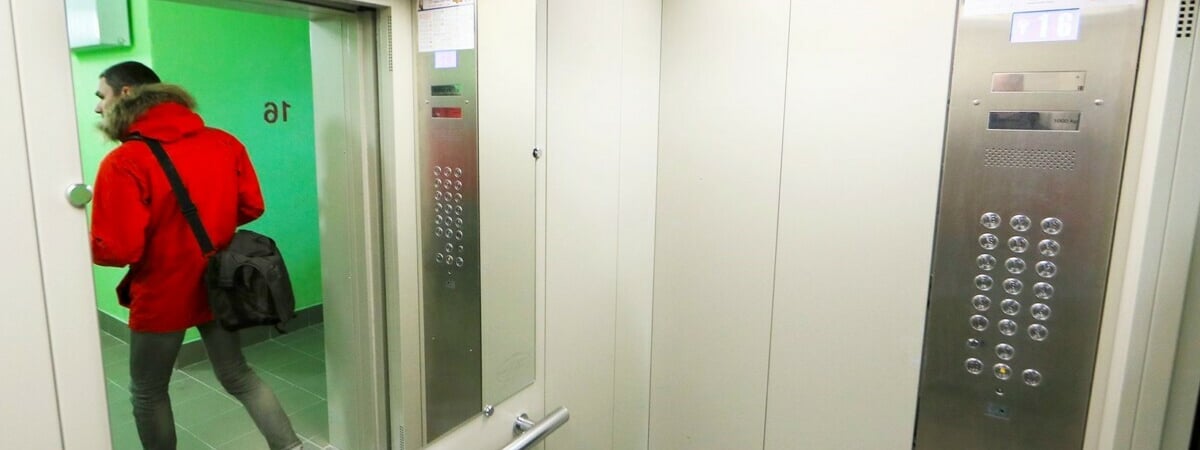 Белорус пожаловался на нерабочий лифт в новом доме. В Мингорисполкоме рассказали, почему не дадут денег на ремонт