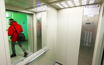 Белорус пожаловался на нерабочий лифт в новом доме. В Мингорисполкоме рассказали, почему не дадут денег на ремонт