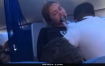 Пассажир United Airlines укусил члена экипажа в самолете, направлявшемся в Ньюарк