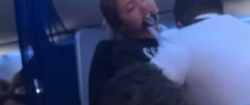 Пассажир United Airlines укусил члена экипажа в самолете, направлявшемся в Ньюарк