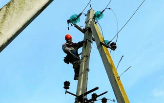 В Беларуси ветер оставил без света более 150 городов и деревень. Чего ждать в ближайшие сутки?