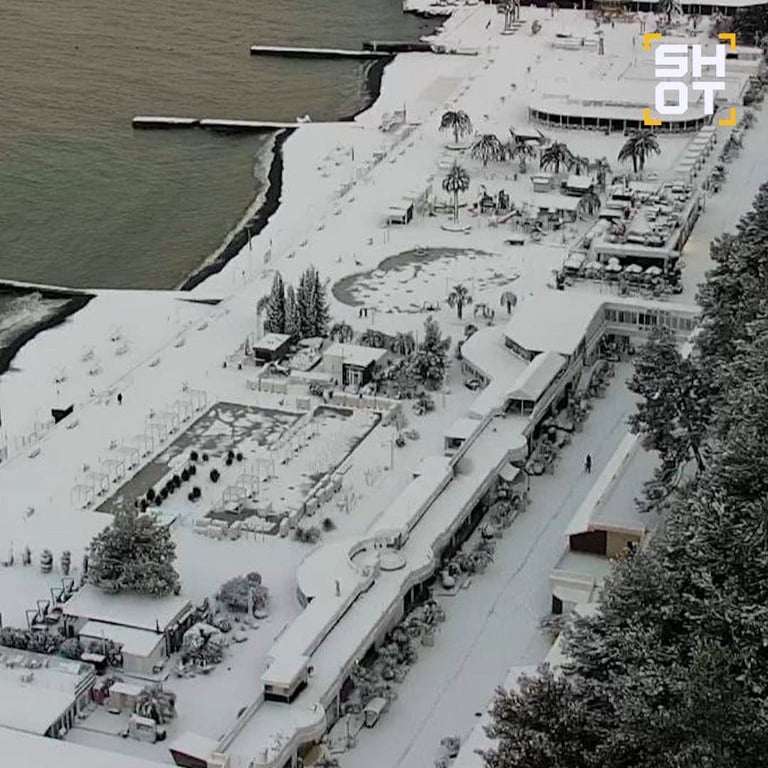 В Сочи сейчас своя атмосфера — на пляже лепят снеговиков, а туристы и местные достали лыжи