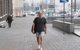 Почему белорус ходит по улице зимой в майке и шортах