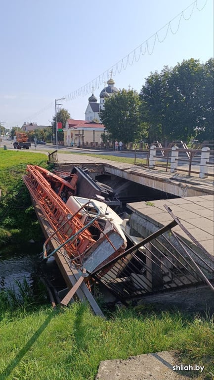 Автовышка рухнула с моста в Сморгони