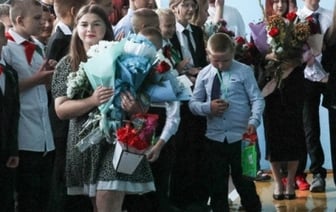 «Дома заняты все вазы, кувшины и банки». Как учителя относятся к такому количеству подаренных букетов?