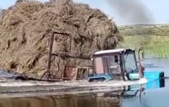 МТЗ показал видео с форсирующим реку трактором BELARUS