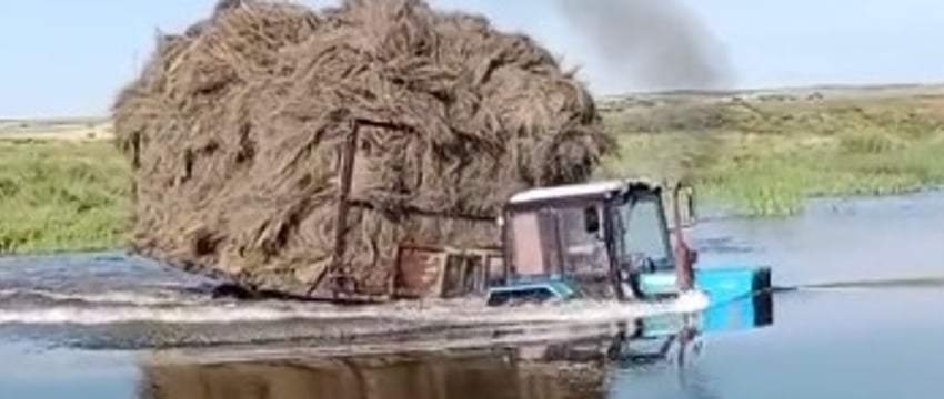 МТЗ показал видео с форсирующим реку трактором BELARUS