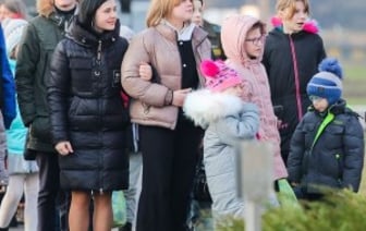 Под шубой у Деда Мороза - тельняшка. Десантники устроили праздник ребятам из Кобринской детской деревни