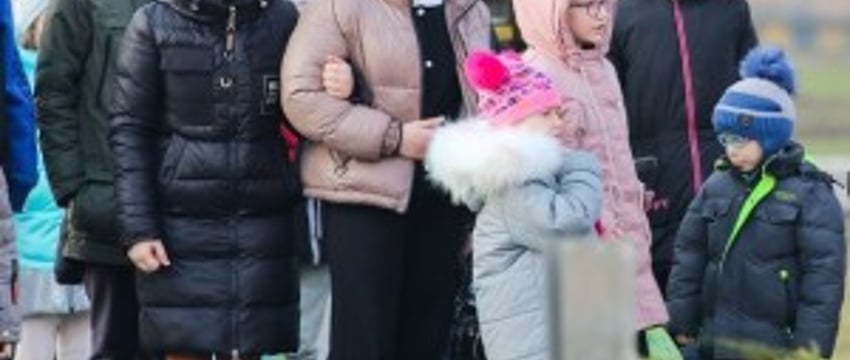 Под шубой у Деда Мороза - тельняшка. Десантники устроили праздник ребятам из Кобринской детской деревни