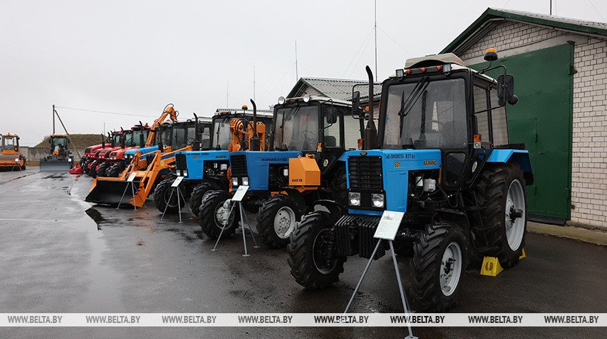 Александр Лукашенко совершает рабочую поездку в Пинский район Брестской области, где посещает ОАО «Парохонское»
