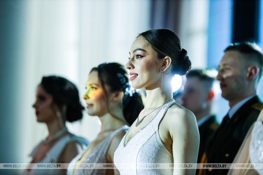 Военнослужащие и медики станцевали на офицерском балу в Бресте