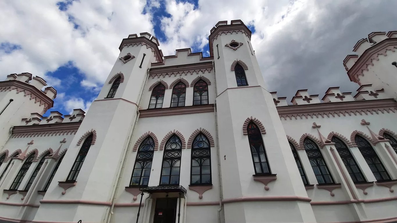 Дорого и с привидениями: ночуем в древнем замке в Беларуси