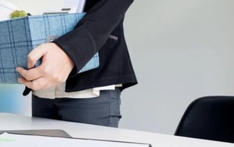 Работница ушла на долгий больничный, а ее уволили без предупреждения. Как это возможно?