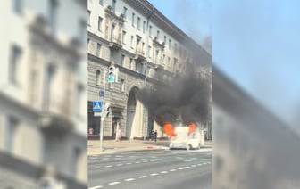 На видео попало, как на центральном проспекте Минска пылал микроавтобус — Видео