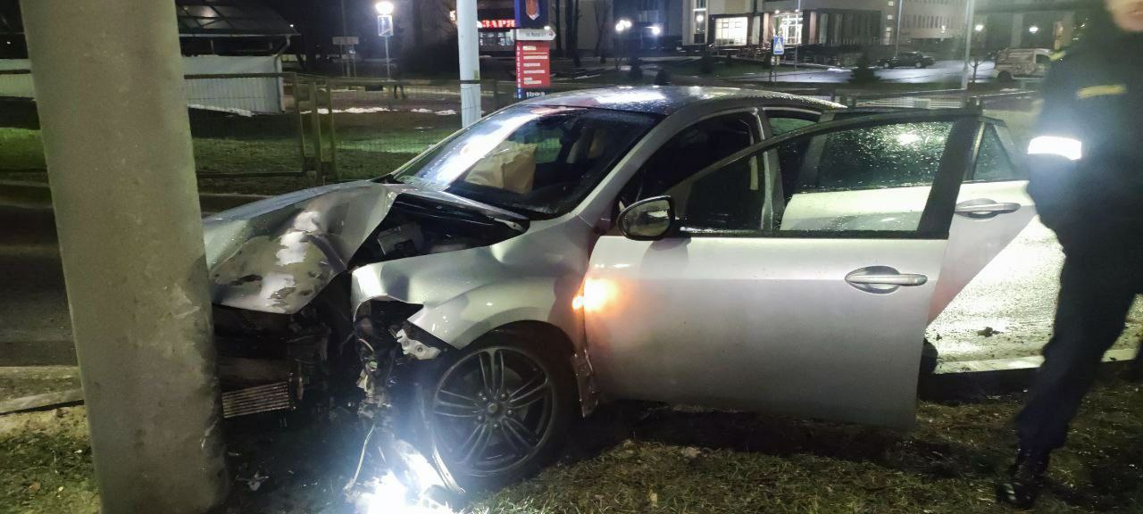 В Бресте водитель врезался в столб. Стали известны подробности