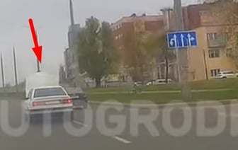 В Гродно у автомобиля на скорости открылся капот. Есть видео