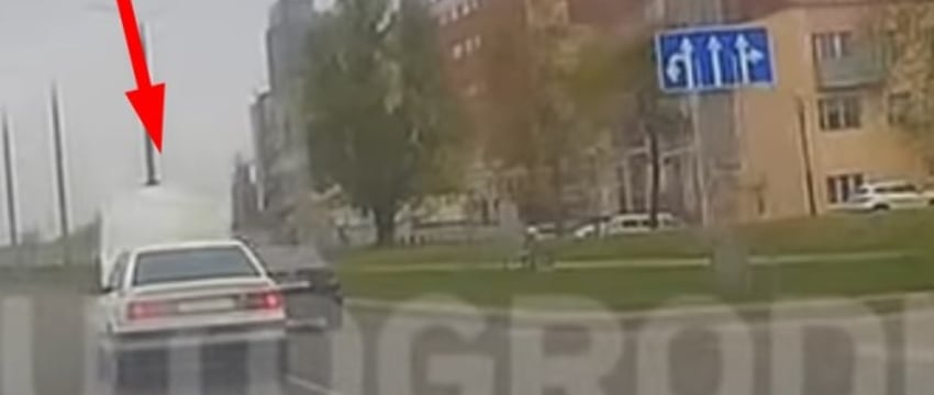 В Гродно у автомобиля на скорости открылся капот. Есть видео