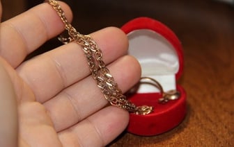 В Брестском районе после визитов к 40-летнему мужчине 34-летняя женщина лишилась двух золотых цепочек