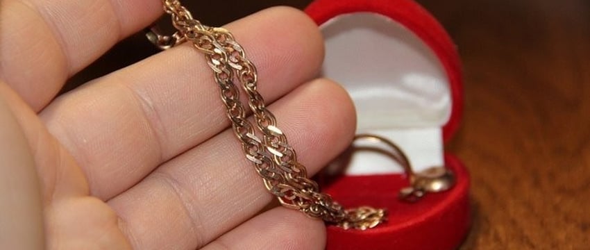 В Брестском районе после визитов к 40-летнему мужчине 34-летняя женщина лишилась двух золотых цепочек