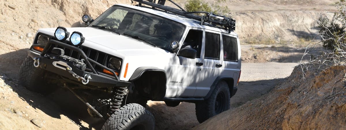 В России на видео попало, как канализация поглотила Jeep Cherokee прямо на стоянке — Видео