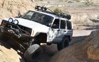 В России на видео попало, как канализация поглотила Jeep Cherokee прямо на стоянке — Видео