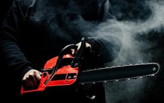 С бензопилой на милиционеров набросился мужчина в Брестской области