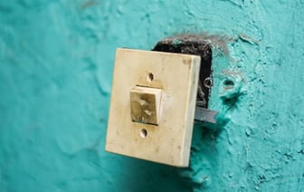 «Отодвинула ногой коврик у двери, а там…» Студентка нарвалась на самую подлую месть от соседа