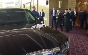 Путин подарил Ким Чен Ыну Aurus и лично прокатил на новом авто