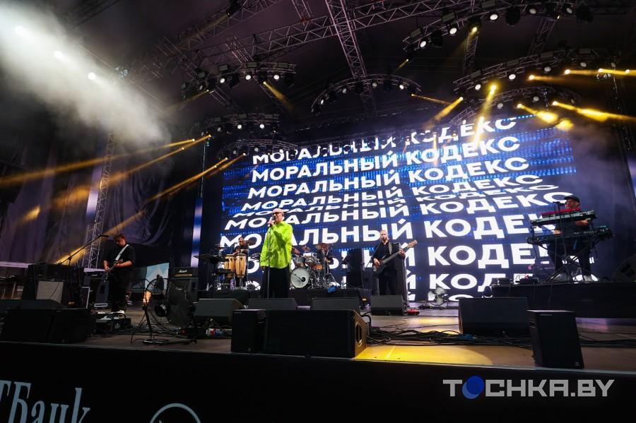 Рокеры «отрываются»: в Пружанах прошел первый день «Солнцестояния»