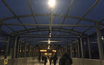 Начался ремонт пешеходного моста у витебского вокзала. Он стоит частично без крыши