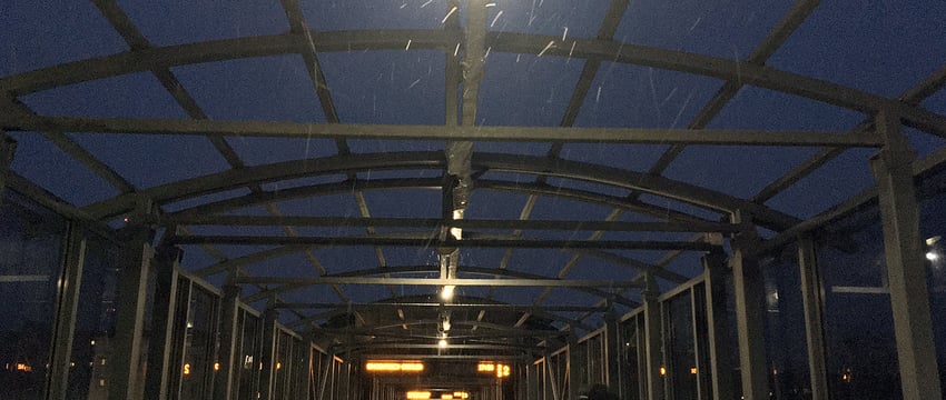 Начался ремонт пешеходного моста у витебского вокзала. Он стоит частично без крыши