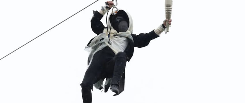 Кто был факелоносцем в маске на церемонии открытия Олимпийских игр в Париже?